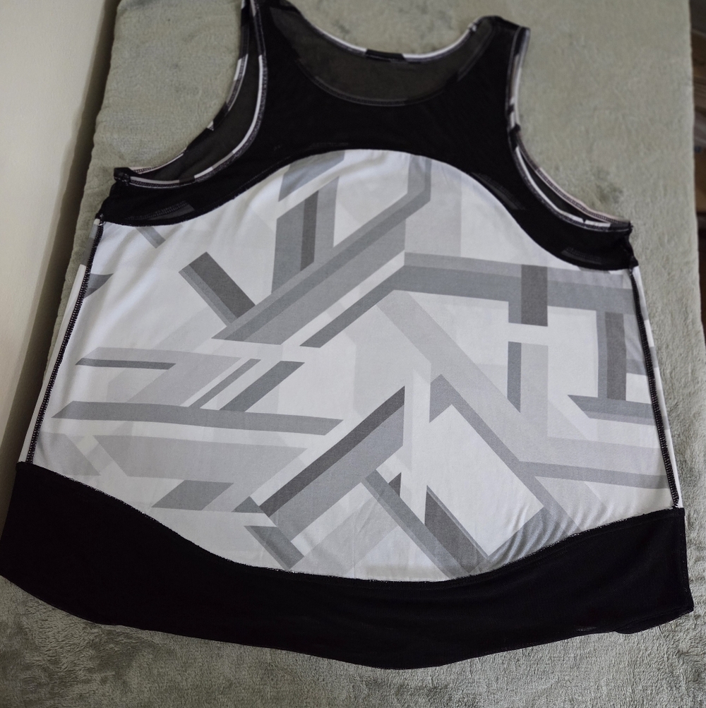 * Xersion Women's Geometric Mesh Sleeveless Workout Tank Top Black/White Size XL - Picture 10 of 10